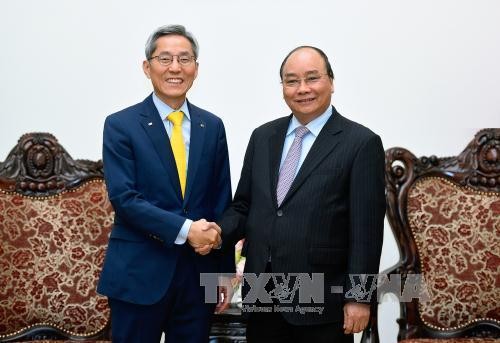 Premierminister Nguyen Xuan Phuc empfängt den Vorsitzende des Finanzkonzerns KB Kookmin - ảnh 1
